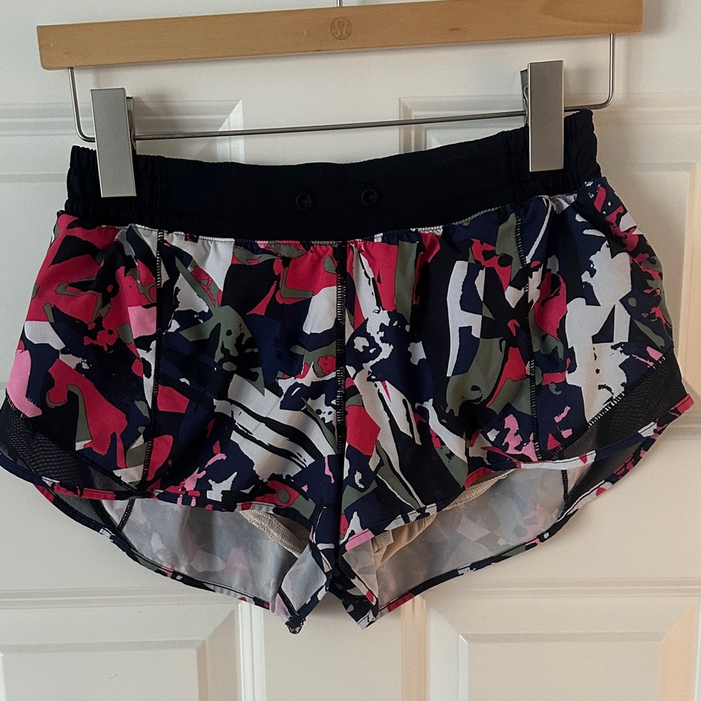 lululemon hotty hot Women's Shorts. Missing drawstring. excellent condition.